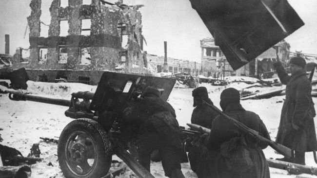 Советские артиллеристы во время одного из уличных боев в Сталинграде. Ноябрь 1942 года. Великая Отечественная война 1941-1945 гг. Из фонда Центрального музея Вооруженных Сил СССР в Москве Советские артиллеристы во время одного из уличных боев в Сталинграде. Ноябрь 1942 года. Великая Отечественная война 1941-1945 гг. Из фонда Центрального музея Вооруженных Сил СССР в Москве