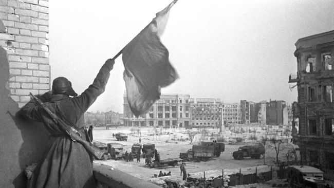 Великая Отечественная война 1941-1945 гг. Красный флаг над площадью Павших борцов, освобожденного Сталинграда Великая Отечественная война 1941-1945 гг. Красный флаг над площадью Павших борцов, освобожденного Сталинграда