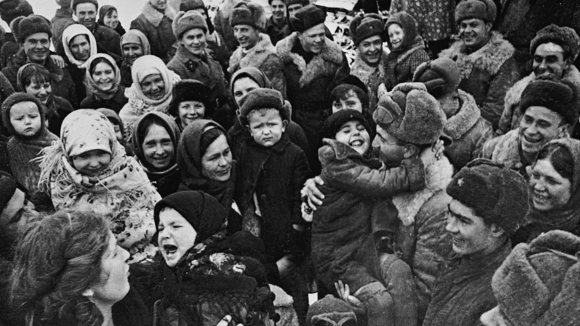 Великая Отечественная война 1941-1945 гг. Население Сталинграда встречает освободителей Великая Отечественная война 1941-1945 гг. Население Сталинграда встречает освободителей - РИА Новости, 1920, 28.04.2023