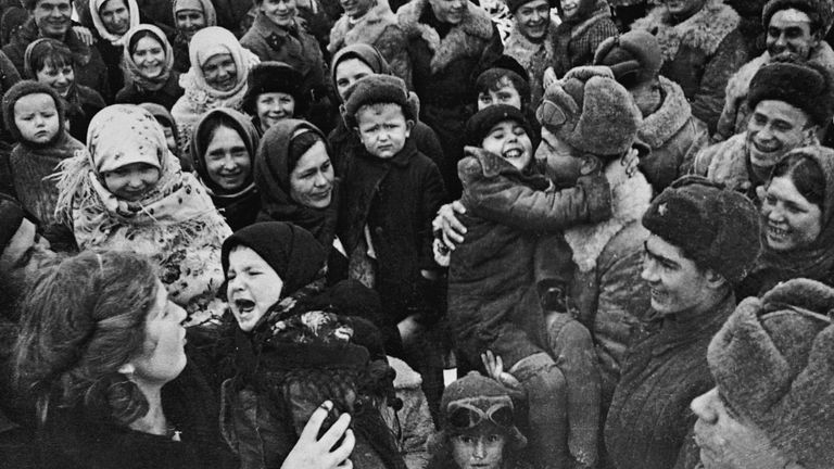 Великая Отечественная война 1941-1945 гг. Население Сталинграда встречает освободителей Великая Отечественная война 1941-1945 гг. Население Сталинграда встречает освободителей