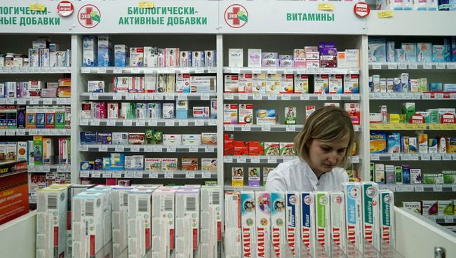 Провизор во время работы в аптеке. Архивное фото Провизор во время работы в аптеке. Архивное фото