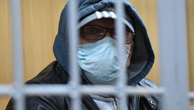 Руководитель секты бога Кузи Юрий Цукерман, подозреваемый в хищении 215 миллионов рублей вещественных доказательств по делу сектантов, на заседании в Тверском суде Москвы. Архивное фото Руководитель секты бога Кузи Юрий Цукерман, подозреваемый в хищении 215 миллионов рублей вещественных доказательств по делу сектантов, на заседании в Тверском суде Москвы. Архивное фото