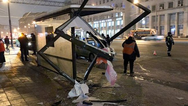 Последствия наезда автомобиля Ford Explorer на остановку на проспекте Мира Последствия наезда автомобиля Ford Explorer на остановку на проспекте Мира