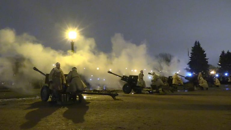 Залпы пушек и фейерверк: в Петербурге отпраздновали 74-ю годовщину снятия блокады Залпы пушек и фейерверк: в Петербурге отпраздновали 74-ю годовщину снятия блокады