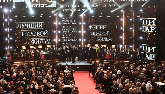 Победители в номинации Лучший фильм создатели фильма Салют-7 на церемонии вручения кинопремии Золотой орел. 26 января 2018 Победители в номинации Лучший фильм создатели фильма Салют-7 на церемонии вручения кинопремии Золотой орел. 26 января 2018
