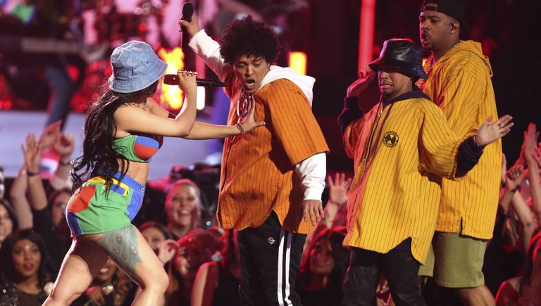 Выступление Бруно Марс и Cardi B на 60-й церемонии Грэмми. 28 января 2018 года Выступление Бруно Марс и Cardi B на 60-й церемонии Грэмми. 28 января 2018 года