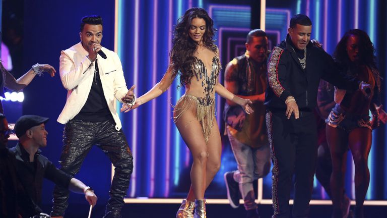 Луис Фонси, Дэдди Янки и Сулейка Ривера выступают с песней Despacito на 60-й церемонии Грэмми. 28 января 2018 Луис Фонси, Дэдди Янки и Сулейка Ривера выступают с песней Despacito на 60-й церемонии Грэмми. 28 января 2018