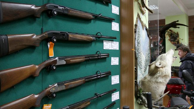Образцы оружия на витрине оружейного магазина. Архивное фото Образцы оружия на витрине оружейного магазина. Архивное фото
