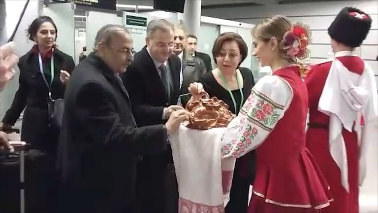 Хлебом-солью и песнями: как в Сочи встретили делегатов сирийского конгресса