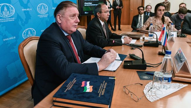 Заместитель генерального директора АО Рособоронэкспорт Сергей Гореславский и посол Индии в России Панкадж Саран на презентации книги Россия – Индия: вехи военно-технического сотрудничества в Москве. 29 января 2018 Заместитель генерального директора АО Рособоронэкспорт Сергей Гореславский и посол Индии в России Панкадж Саран на презентации книги Россия – Индия: вехи военно-технического сотрудничества в Москве. 29 января 2018