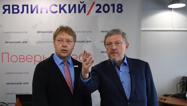 Подготовка подписных листов для подачи в ЦИК РФ в предвыборном штабе кандидата в президенты РФ от партии Яблоко Григория Явлинского. 29 января 2018