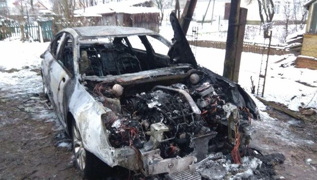 Сгоревший автомобиль Citroen руководитель предвыборный штаб Ксении Собчак Псков Виктора Широбокова Сгоревший автомобиль Citroen руководитель предвыборный штаб Ксении Собчак Псков Виктора Широбокова