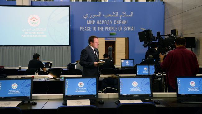 Журналисты турецкого телеканала TRT HABER во время подготовки к Конгрессу сирийского национального диалога в медиа-центре в Сочи Журналисты турецкого телеканала TRT HABER во время подготовки к Конгрессу сирийского национального диалога в медиа-центре в Сочи