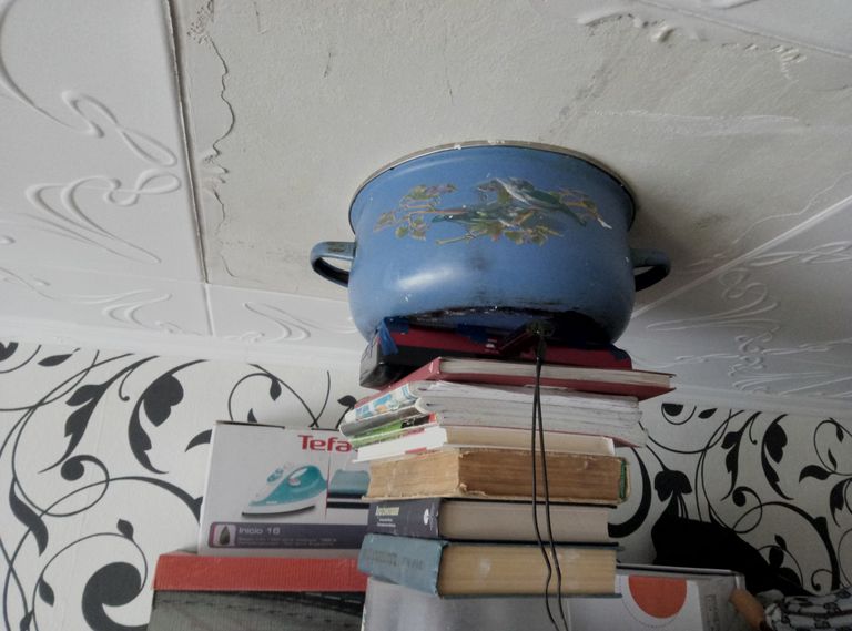 Кастрюля с портативной колонкой. Установлена впритык к потолку соседей Кастрюля с портативной колонкой. Установлена впритык к потолку соседей