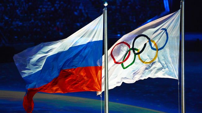 Олимпийский флаг и флаг России