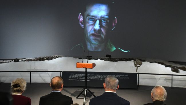 Президент РФ Владимир Путин и премьер-министр Государства Израиль Биньямин Нетаньяху во время просмотра фильма Собибор в Еврейском музее и центре толерантности Президент РФ Владимир Путин и премьер-министр Государства Израиль Биньямин Нетаньяху во время просмотра фильма Собибор в Еврейском музее и центре толерантности