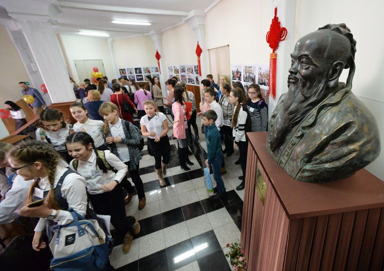 Школьники во время диктанта по китайскому языку в Институте Конфуция Дальневосточного федерального университета во Владивостоке