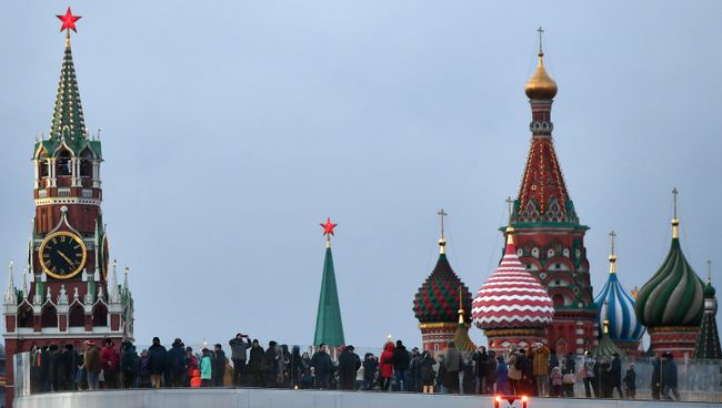 Спасская башня Московского кремля и храм Василия Блаженного. Архивное фото Спасская башня Московского кремля и храм Василия Блаженного. Архивное фото