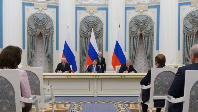 Президент РФ Владимир Путин на церемонии подписания соглашения между общероссийскими объединениями профсоюзов, работодателей и правительством РФ. 29 января 2018 Президент РФ Владимир Путин на церемонии подписания соглашения между общероссийскими объединениями профсоюзов, работодателей и правительством РФ. 29 января 2018