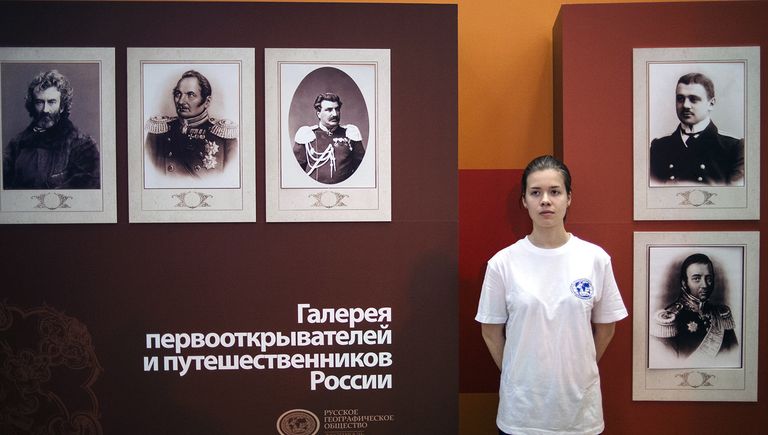 Волонтер на фестивале Русского географического общества в Центральном доме художника в Москве Волонтер на фестивале Русского географического общества в Центральном доме художника в Москве