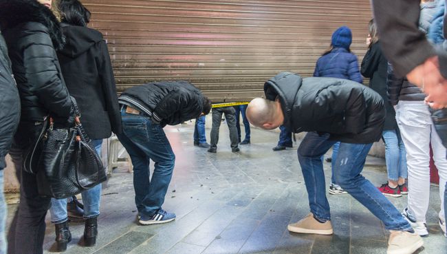 Закрытая станция метро Варкетили в Тбилиси после обрушения подвесного потолка на перроне станции. 30 января 2018 Закрытая станция метро Варкетили в Тбилиси после обрушения подвесного потолка на перроне станции. 30 января 2018