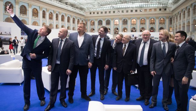 Встреча кандидата в президенты РФ Владимира Путина со своими доверенными лицами в Гостином дворе Встреча кандидата в президенты РФ Владимира Путина со своими доверенными лицами в Гостином дворе