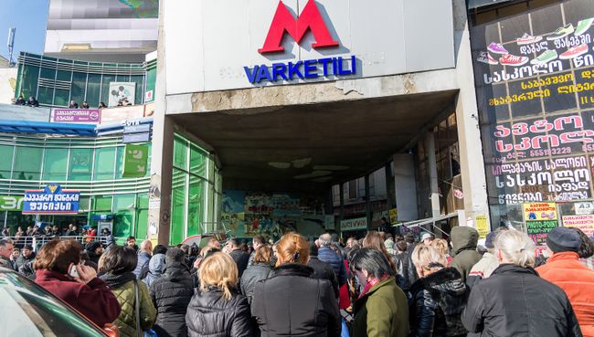 Станция метро Варкетили в Тбилиси после обрушения подвесного потолка на перроне станции Станция метро Варкетили в Тбилиси после обрушения подвесного потолка на перроне станции