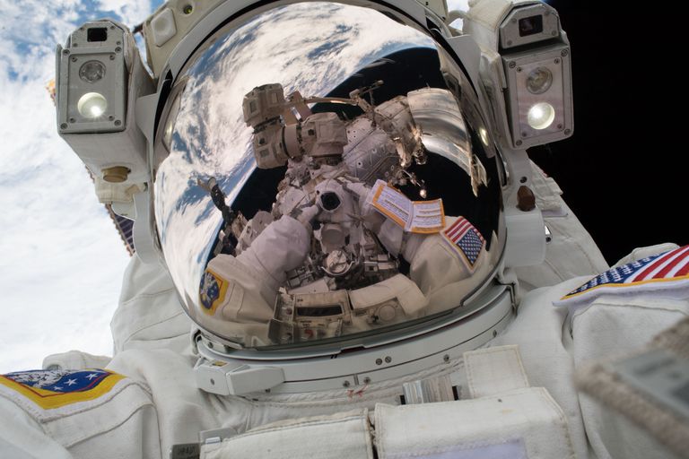 Сэлфи астронавта NASA Марка Ванде Хей во время выхода в открытый космос. 23 января 2018 года Сэлфи астронавта NASA Марка Ванде Хей во время выхода в открытый космос. 23 января 2018 года