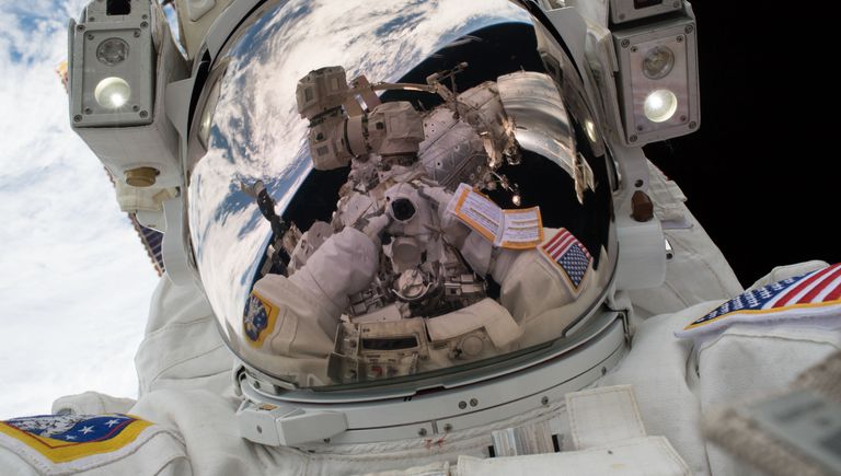 Сэлфи астронавта NASA Марка Ванде Хей во время выхода в открытый космос. 23 января 2018 года Сэлфи астронавта NASA Марка Ванде Хей во время выхода в открытый космос. 23 января 2018 года