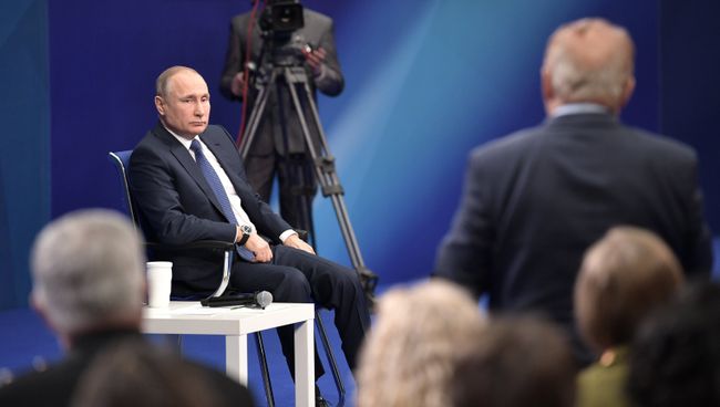 Кандидат в президенты РФ Владимир Путин во время предвыборной встречи со своими доверенными лицами в Гостином дворе. 30 января 2018 Кандидат в президенты РФ Владимир Путин во время предвыборной встречи со своими доверенными лицами в Гостином дворе. 30 января 2018