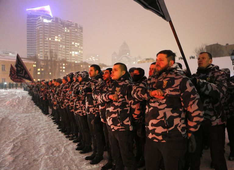 Волонтеры Национальной дружины во время марша в центре Киева. 28 января 2018