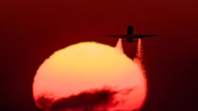 Летящий самолет Airbus A-321. Архивное фото Летящий самолет Airbus A-321. Архивное фото