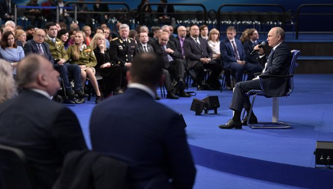 Кандидат в президенты РФ Владимир Путин во время предвыборной встречи со своими доверенными лицами в Гостином дворе. 30 января 2018 Кандидат в президенты РФ Владимир Путин во время предвыборной встречи со своими доверенными лицами в Гостином дворе. 30 января 2018