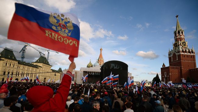 Жители Москвы на концерте на Красной площади. Архивное фото
