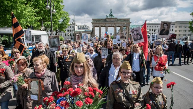 Участники акции Бессмертный полк в Берлине. Архивное фото Участники акции Бессмертный полк в Берлине. Архивное фото
