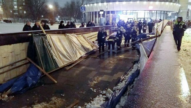 Последствия обрушения деревянных конструкций в подземном переходе у станции метро Улица 1905 года . 30 января 2018 Последствия обрушения деревянных конструкций в подземном переходе у станции метро Улица 1905 года . 30 января 2018