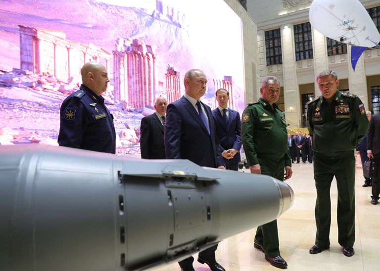 Президент РФ Владимир Путин осматривает тематическую выставку, посвященную итогам операции в Сирии. 30 января 2018 Президент РФ Владимир Путин осматривает тематическую выставку, посвященную итогам операции в Сирии. 30 января 2018