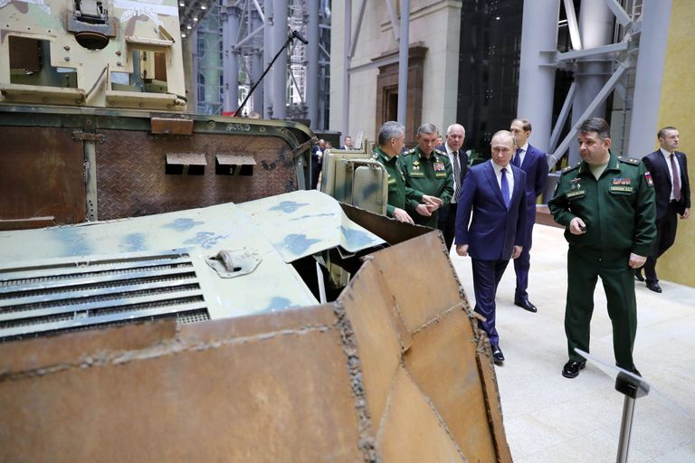 Президент РФ Владимир Путин осматривает тематическую выставку, посвященную итогам операции в Сирии. 30 января 2018 Президент РФ Владимир Путин осматривает тематическую выставку, посвященную итогам операции в Сирии. 30 января 2018