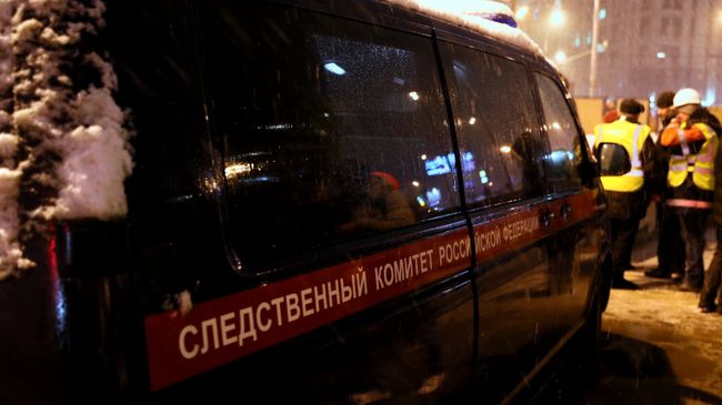 Автомобиль Следственного комитета РФ на месте обрушения деревянных конструкций строительных лесов в подземном переходе у метро Улица 1905 года Московского метрополитена. 30 января 2018