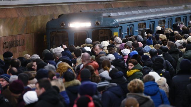 Люди ждут поезда на станции московского метро Сходненская