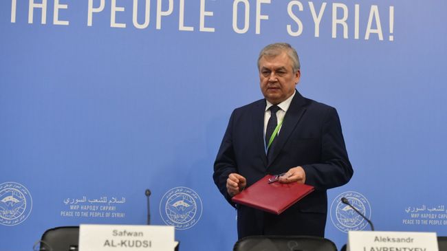 Специальный представитель президента РФ по сирийскому урегулированию Александр Лаврентьев на конгрессе сирийского национального диалога в Сочи. 30 января 2018 Специальный представитель президента РФ по сирийскому урегулированию Александр Лаврентьев на конгрессе сирийского национального диалога в Сочи. 30 января 2018