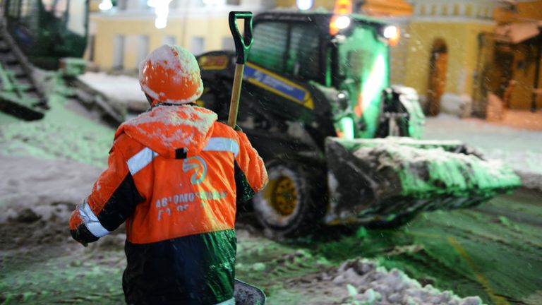Сотрудники коммунальных служб убирают снег на улице в Москве. 31 января 2018 Сотрудники коммунальных служб убирают снег на улице в Москве. 31 января 2018