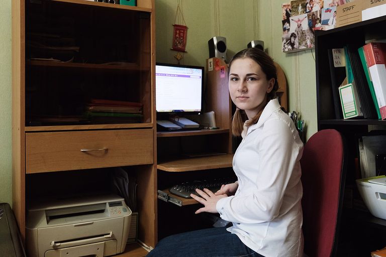 Недавно Даша пришла из школы и упала в обморок. Папа едва успел подхватить ее на руки
