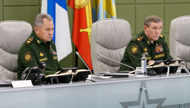 Министр обороны РФ Сергей Шойгу и первый заместитель министра обороны РФ Валерий Герасимов во время проведения Единого дня приемки военной продукции в Министерстве обороны РФ. 31 января 2018