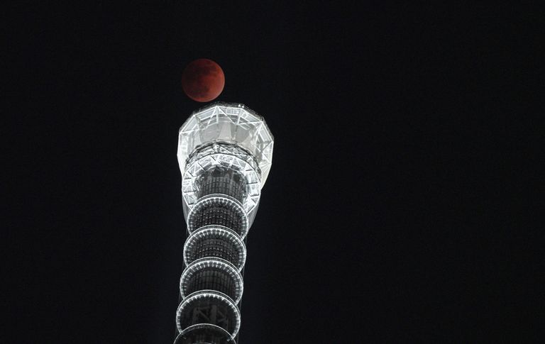 Полная луна на фоне башни Sky Tree в Токио Полная луна на фоне башни Sky Tree в Токио