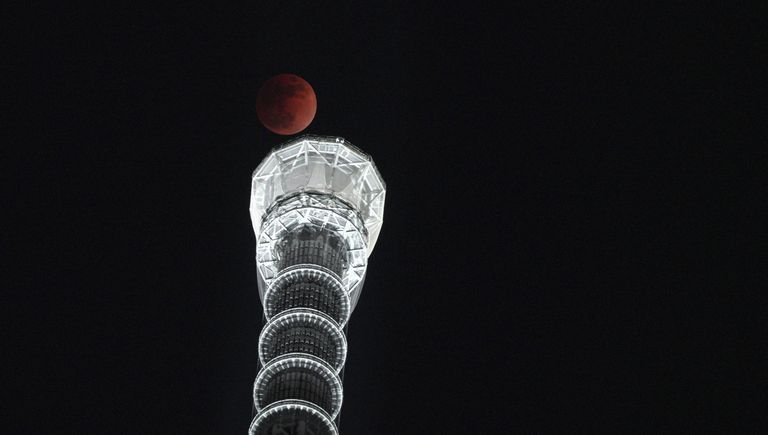 Полная луна на фоне башни Sky Tree в Токио Полная луна на фоне башни Sky Tree в Токио