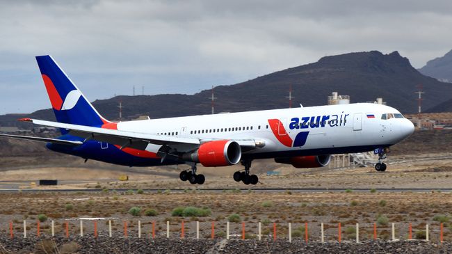 Самолет Boeing 767-300 в аэропорту на острове Тенерифе Самолет Boeing 767-300 в аэропорту на острове Тенерифе