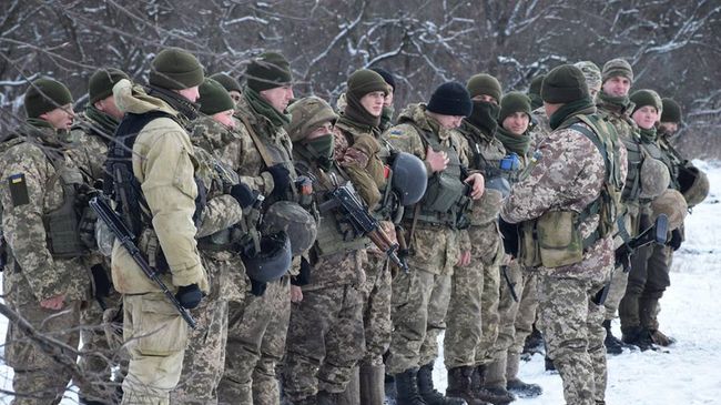 Военнослужащие вооруженных сил Украины на линии разграничения в Донбассе. Архивное фото Военнослужащие вооруженных сил Украины на линии разграничения в Донбассе. Архивное фото