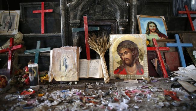 Распятия и иконы в разрушенной церкви Непорочного Зачатия в Каракоше, Ирак