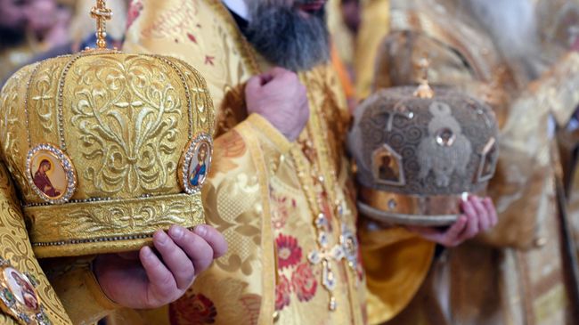 Священнослужители на божественной литургии Священнослужители на божественной литургии